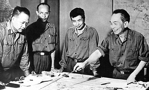 Đại tướng Võ Nguyên Giáp và các tướng lĩnh tại Tổng hành dinh trong ngày toàn thắng. Ảnh tư liệu.